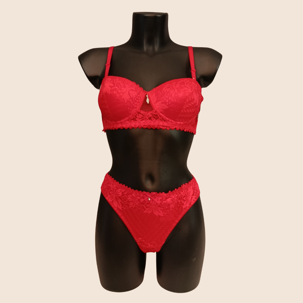 Ensemble rouge avec armatures et strass