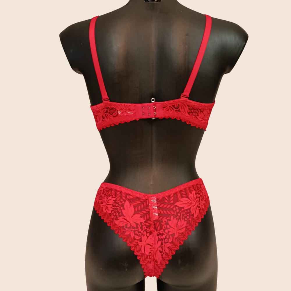 Ensemble rouge avec armatures et strass