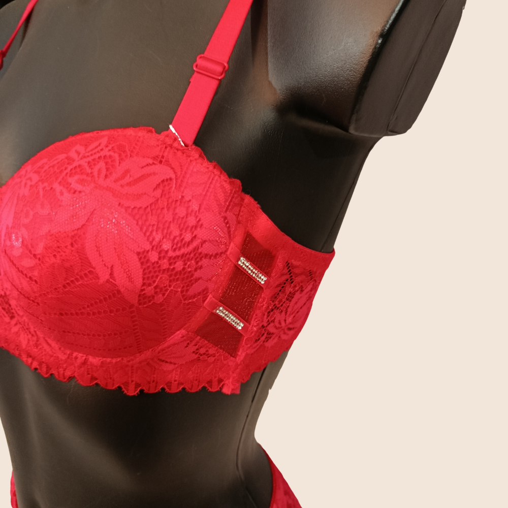 Ensemble rouge avec armatures et strass