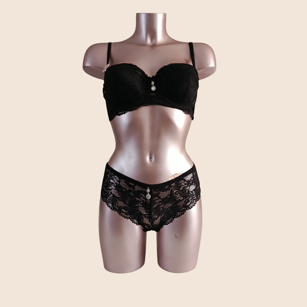 Ensemble noir avec armatures et bijoux