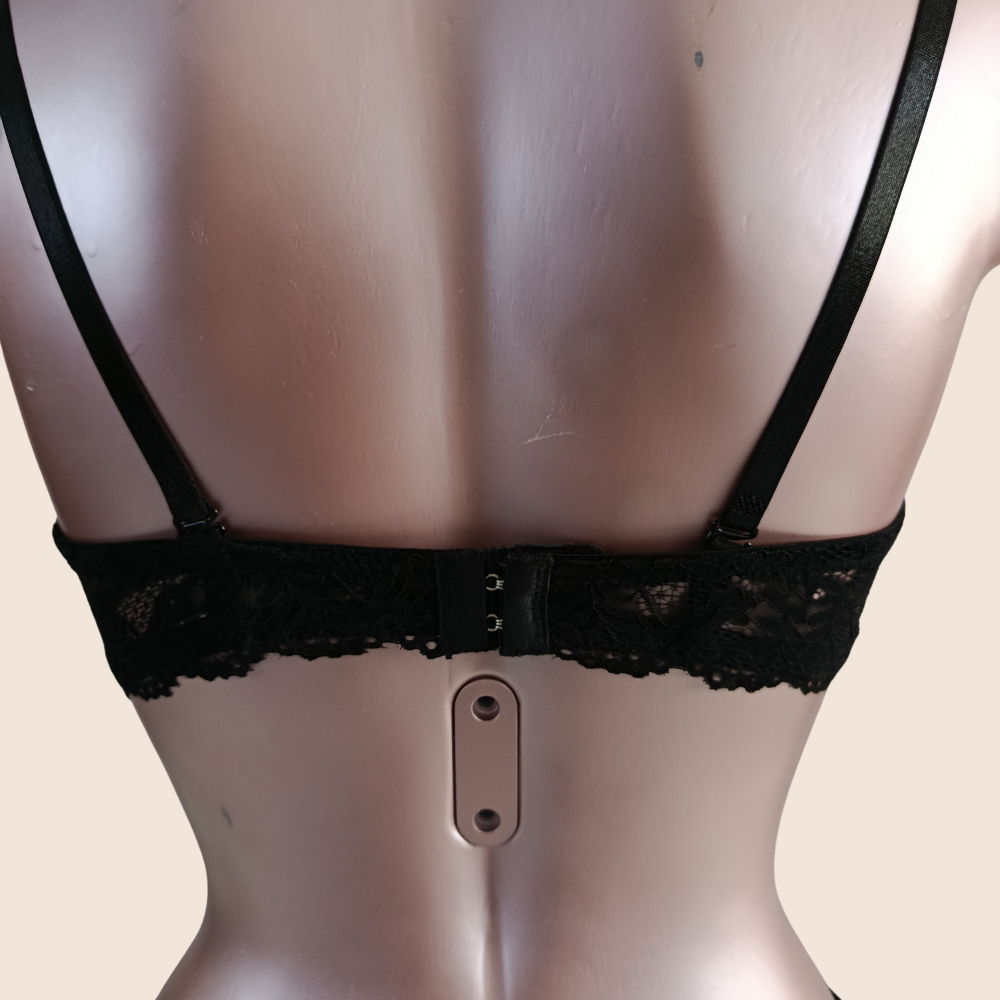 Ensemble noir avec armatures et bijoux