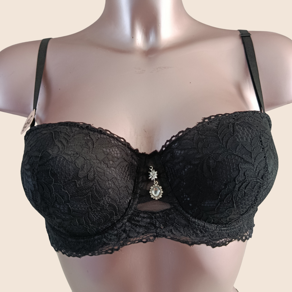 Ensemble noir avec armatures et bijoux