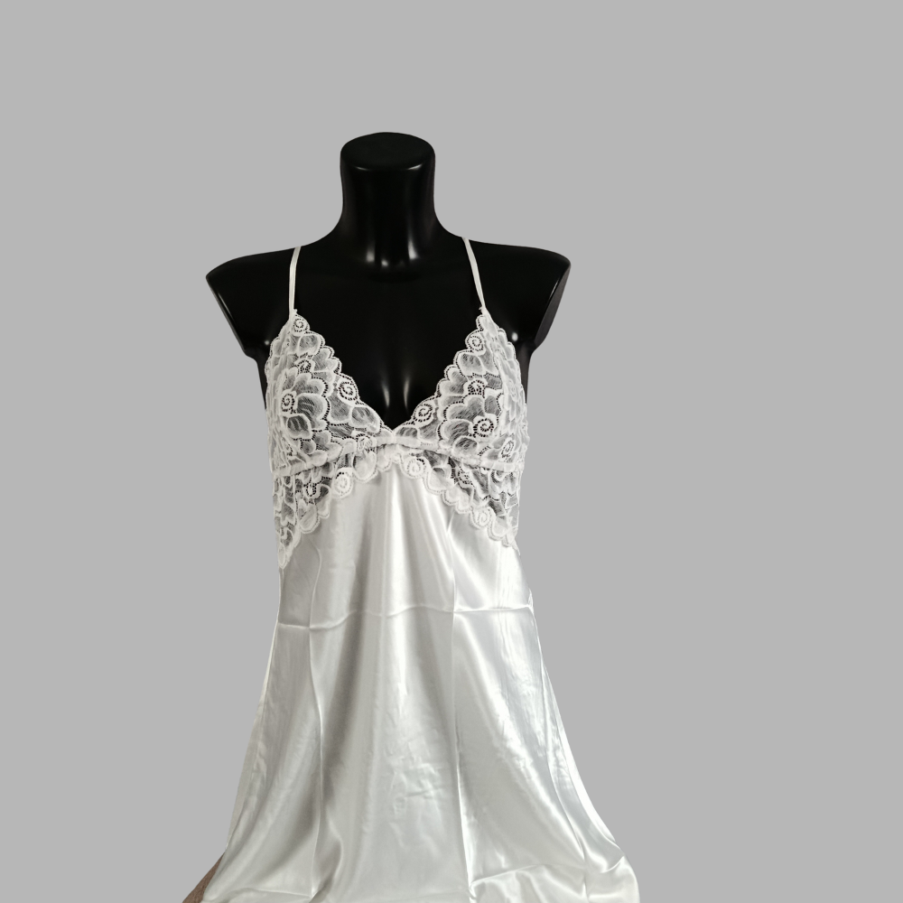 Nuisette satinée et détail en dentelle