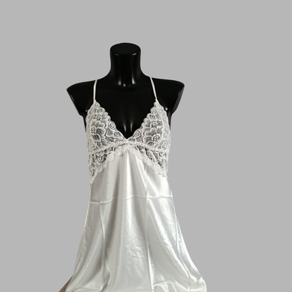 Nuisette satinée et détail en dentelle