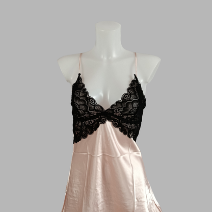 Nuisette satinée et détail en dentelle