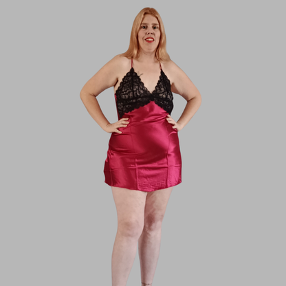 Nuisette satinée et détail en dentelle