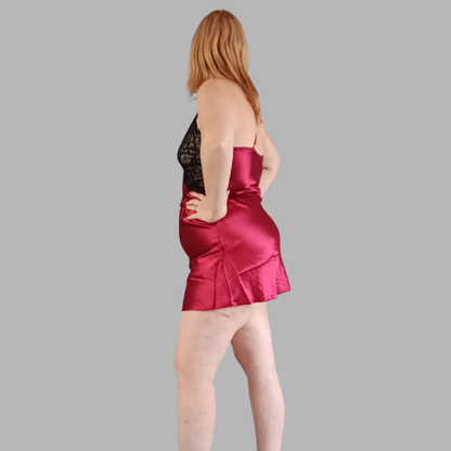 Nuisette satinée et détail en dentelle