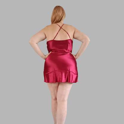 Nuisette satinée et détail en dentelle