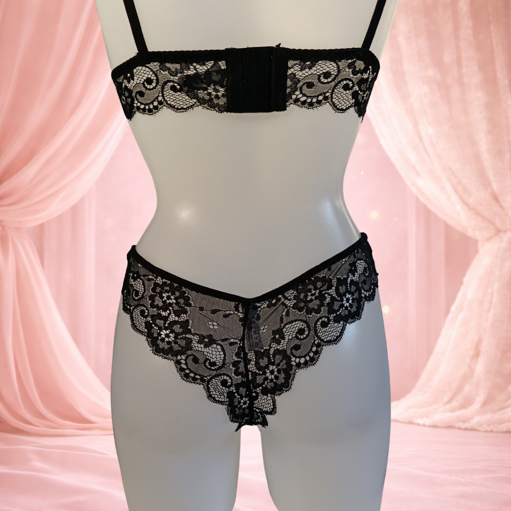 Ensemble noir tout en dentelle, sans armatures