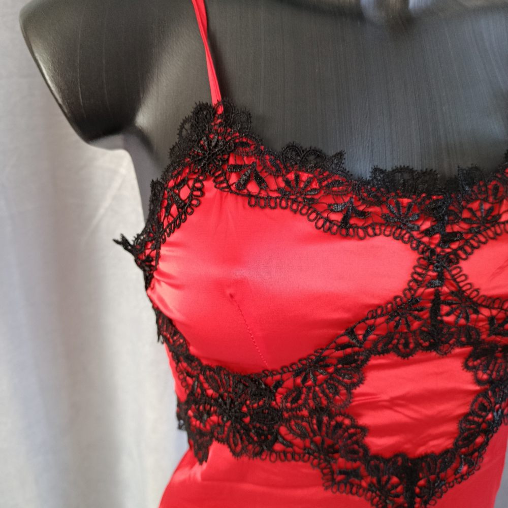 Nuisette en satin rouge et dentelle délicate