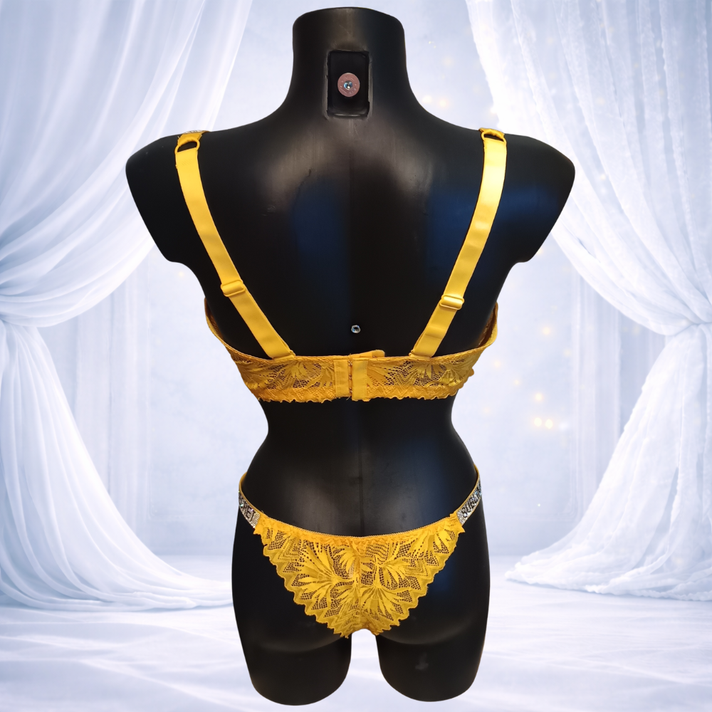 Ensemble Strass et string jaune- éclat et féminité