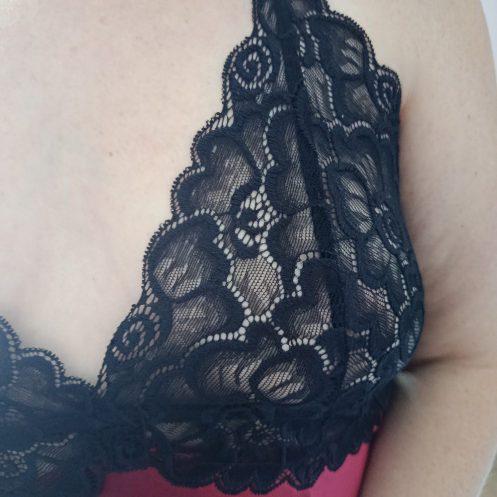 Nuisette satinée bordeaux avec dentelle noir