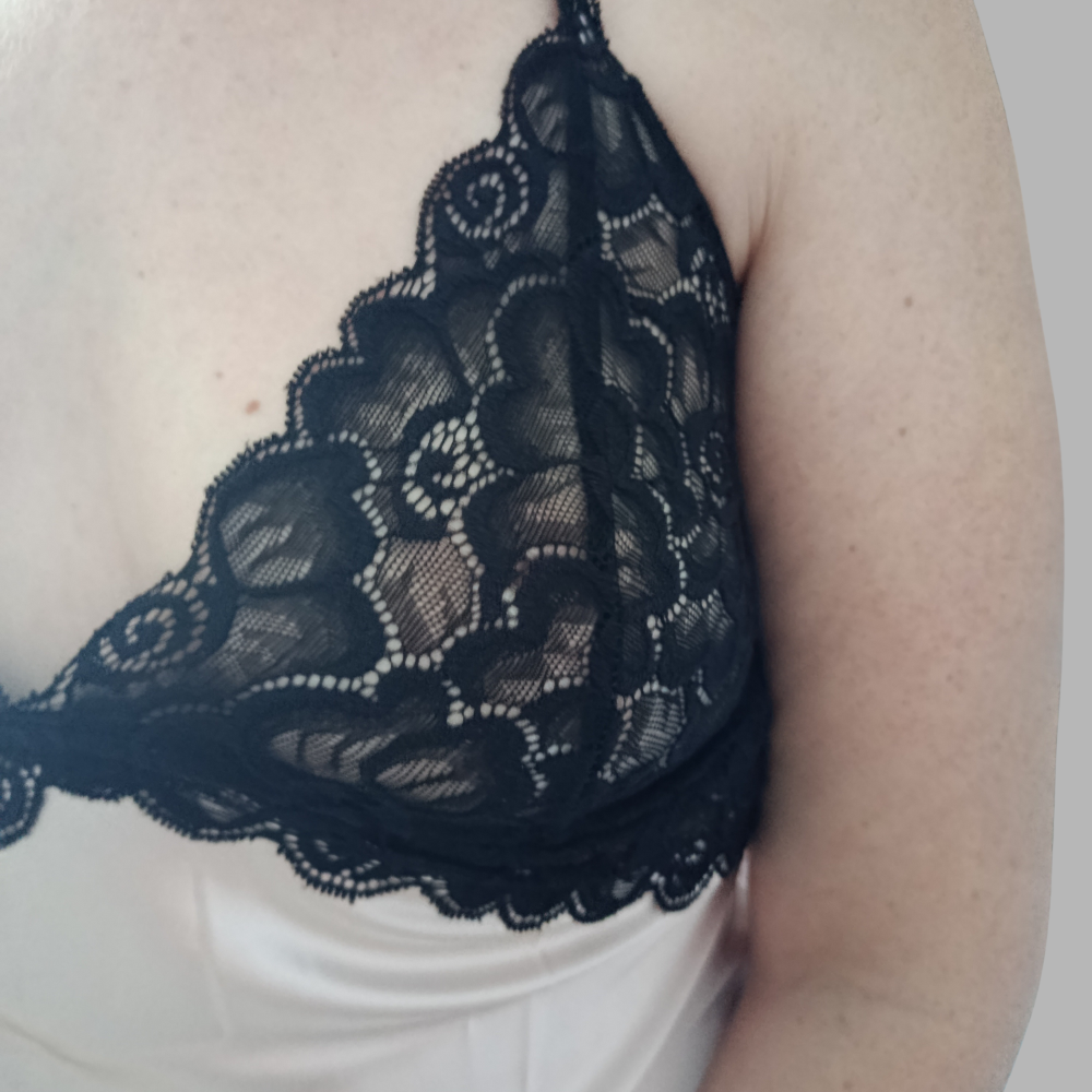 Nuisette satinée nude avec dentelle noire