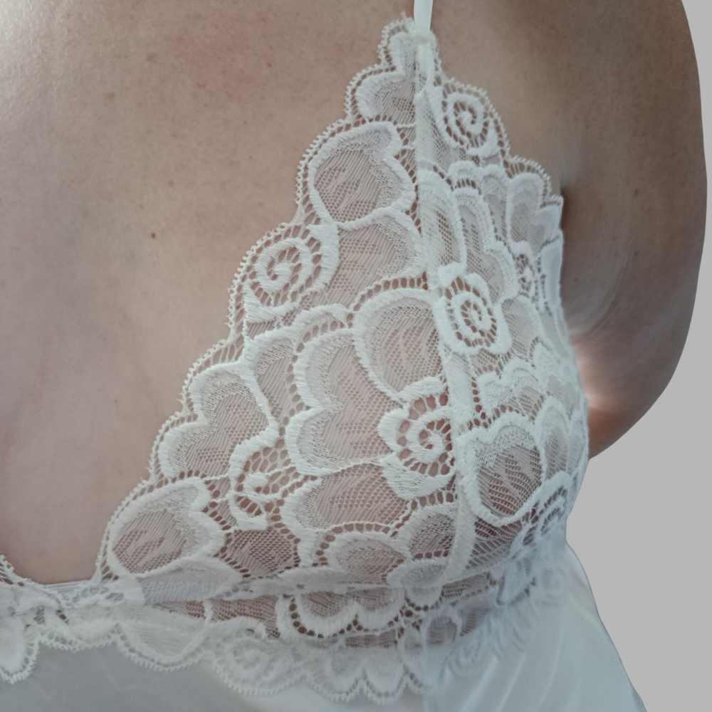 Nuisette satinée blanche avec dentelle