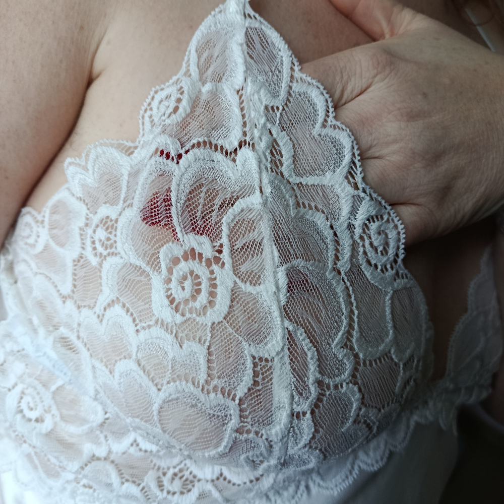 Nuisette satinée blanche avec dentelle